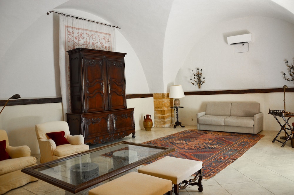 Superior Courtyard Suite, 1 Queen Bed or 2 Single Beds (upon availability) photo 3