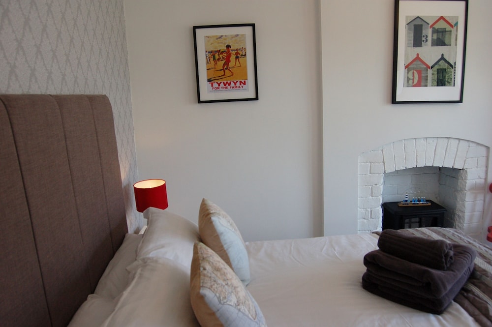 Double Room, Shared Bathroom (with Fire Feature - Room Six) photo 3