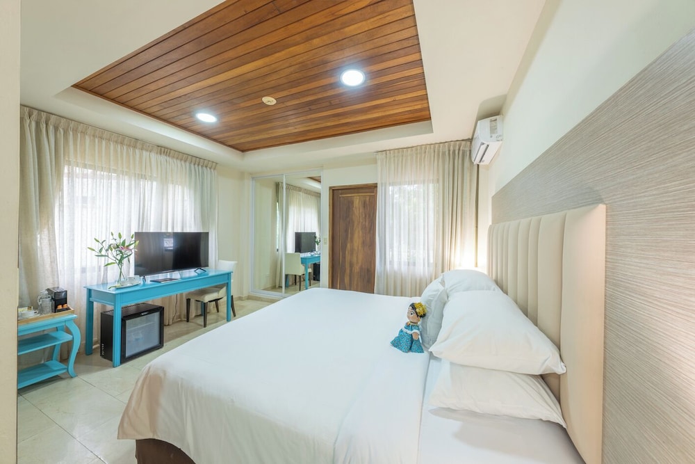 1 King Bed, Premium Room Balcony - Photo 2