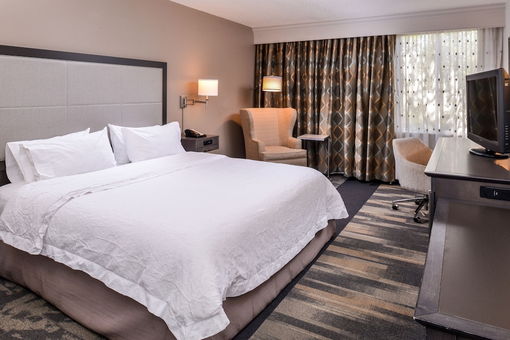 Standard Room, 1 King Bed, Non Smoking - Photo 7
