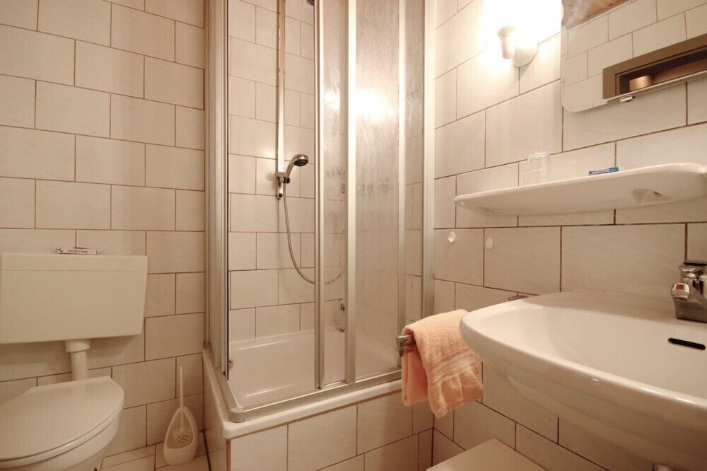 Comfort Double Room thumbnail 5