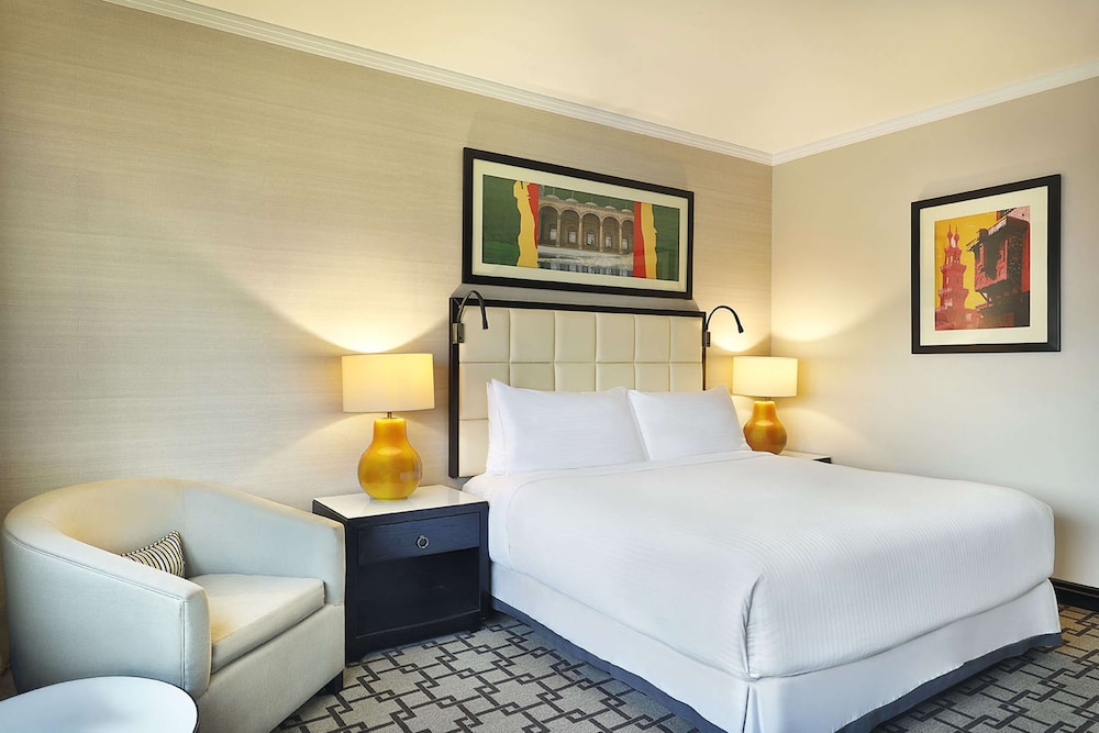 Executive Room, 1 King Bed, Pool View thumbnail 6