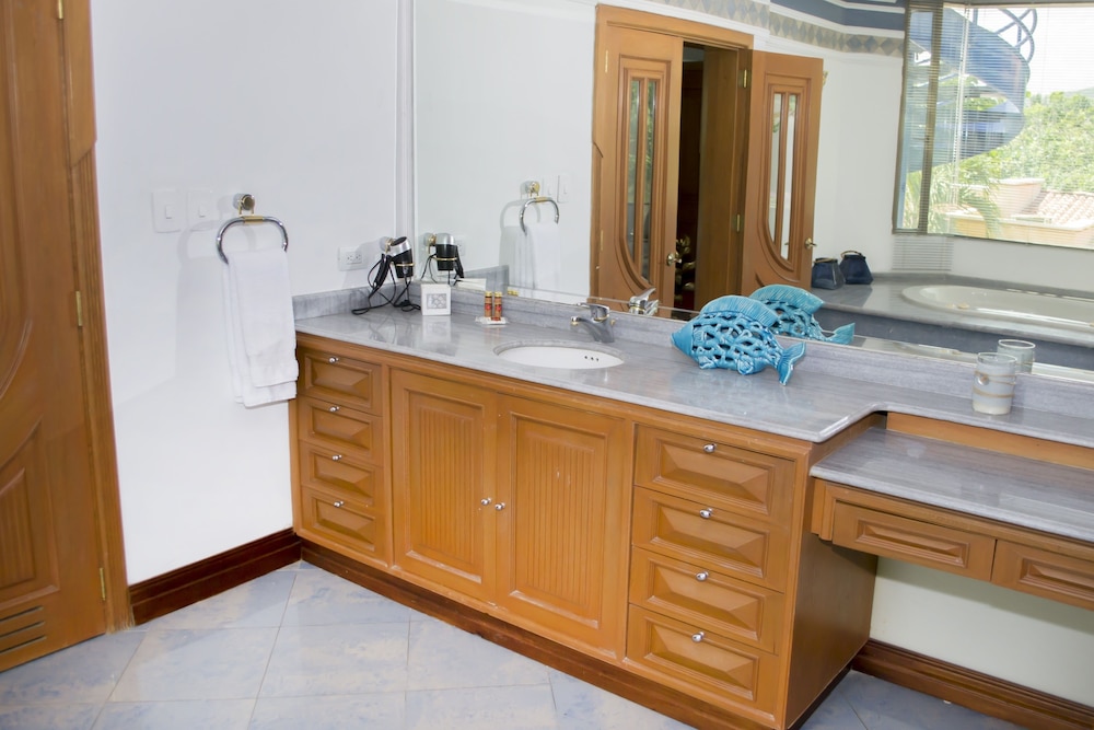 Exclusive Suite, 1 King Bed, Beach View, Beachfront, photo 6