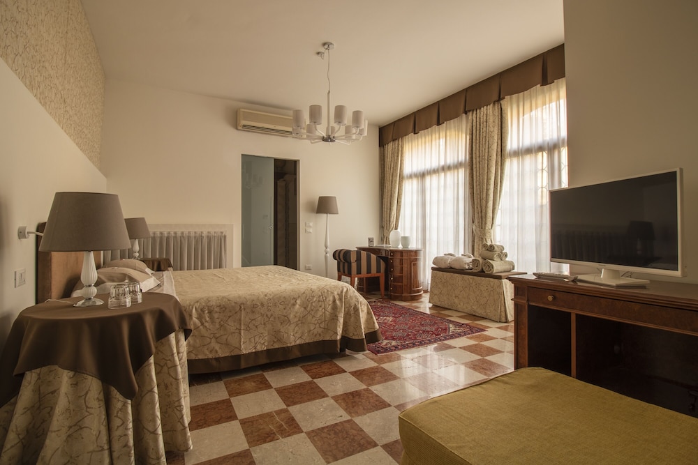 Luxury Suite, 1 King Bed With Sofa Bed, Accessible, Garden View photo 2
