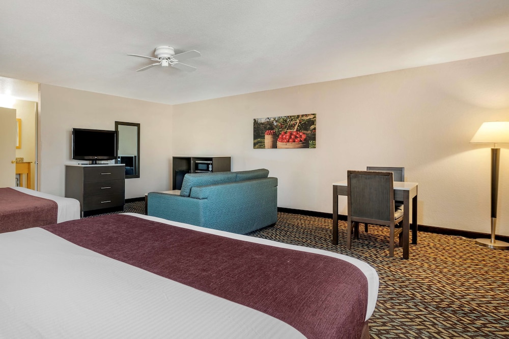 Standard Room, Multiple Beds, Non Smoking, Refrigerator & Microwave (Oversized Room) - Photo 4