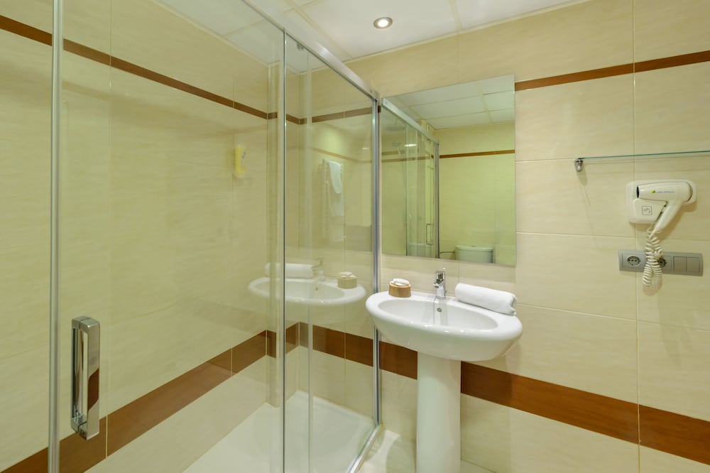 Double Room (3 Adults) - Photo 9
