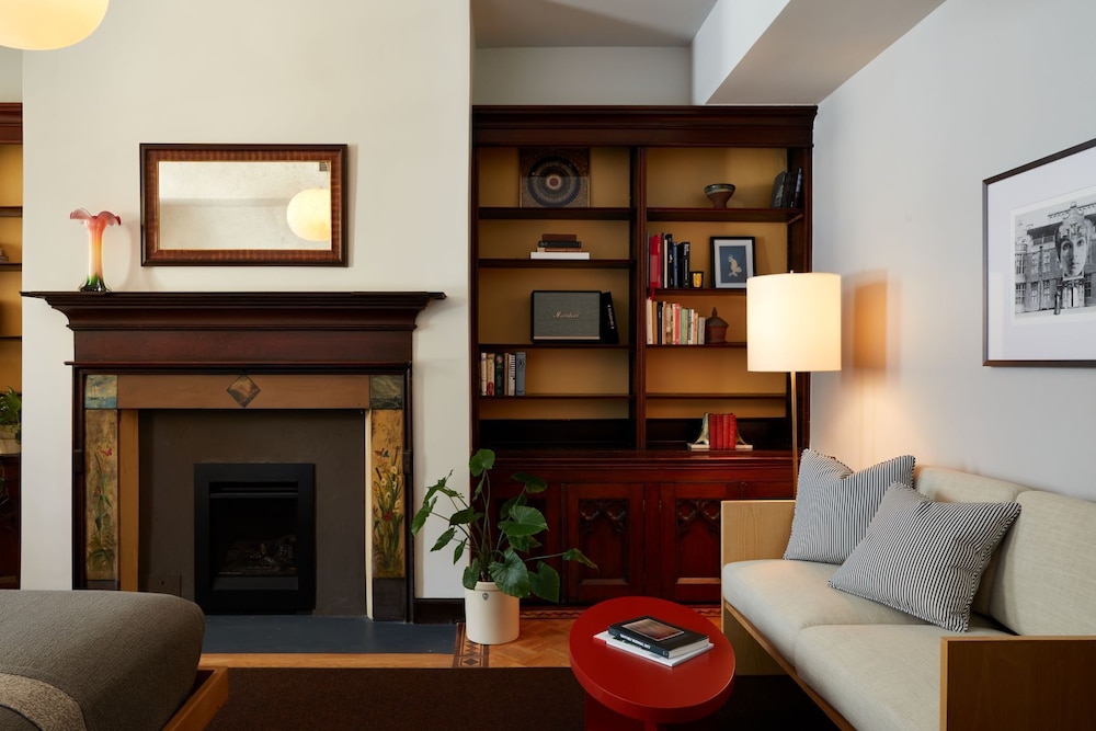Pearl St Grand Queen W/ Fireplace