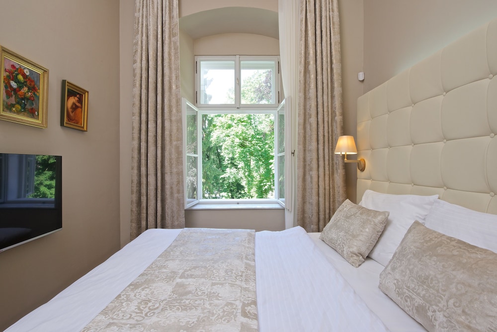 Deluxe Apartment (separate bedroom, park view ) photo 2