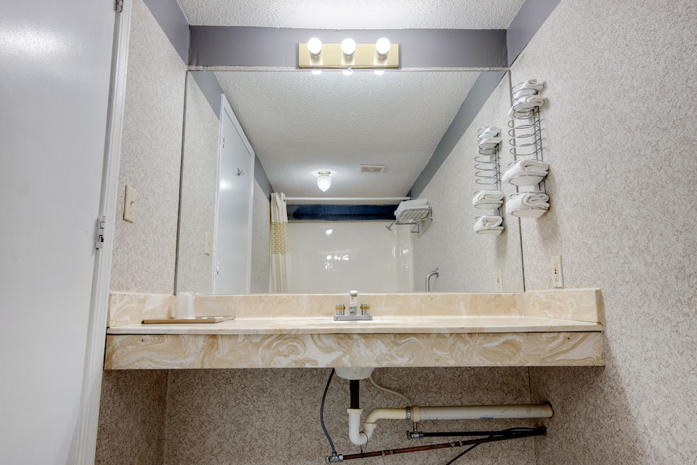 Room, 1 King Bed, Accessible - Photo 5