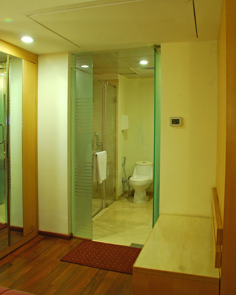 Suite - Photo 17