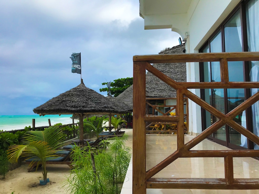 Deluxe Room, Beach View photo 3