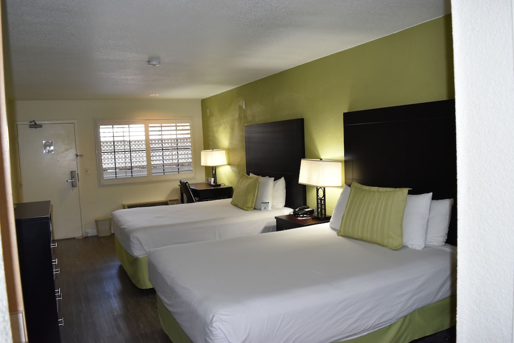 Deluxe Room, 2 Queen Beds, Non Smoking, Refrigerator & Microwave - Photo 2