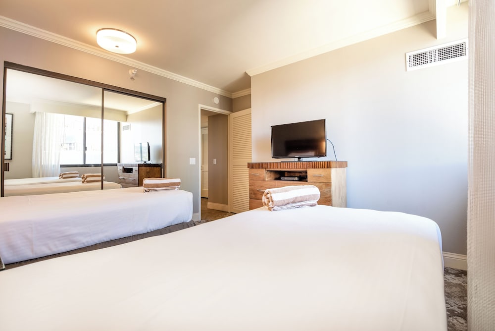 Aston Waikiki Beach Tower: Deluxe Condo, Lanai, Ocean View photo
