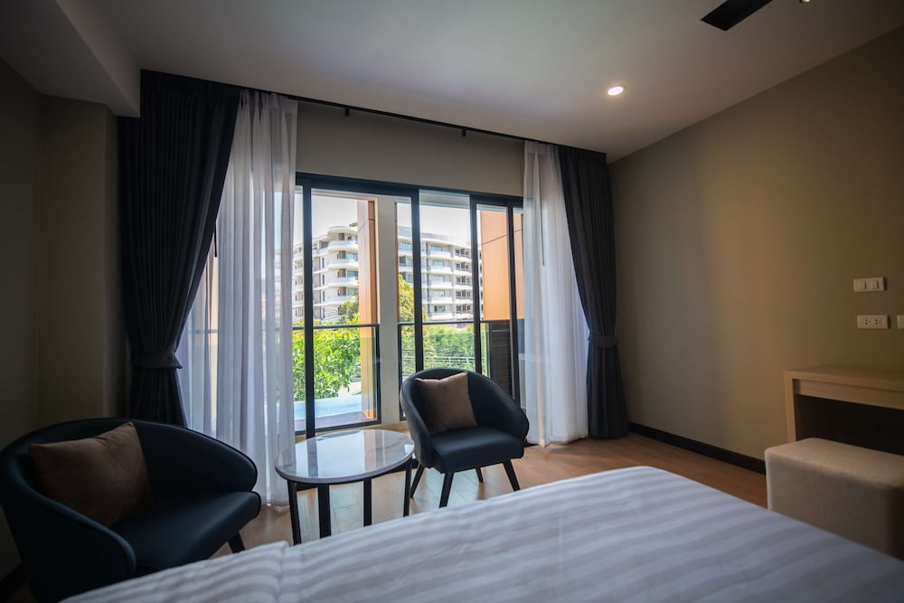 Premium Room, Bathtub, Pool View - Photo 1