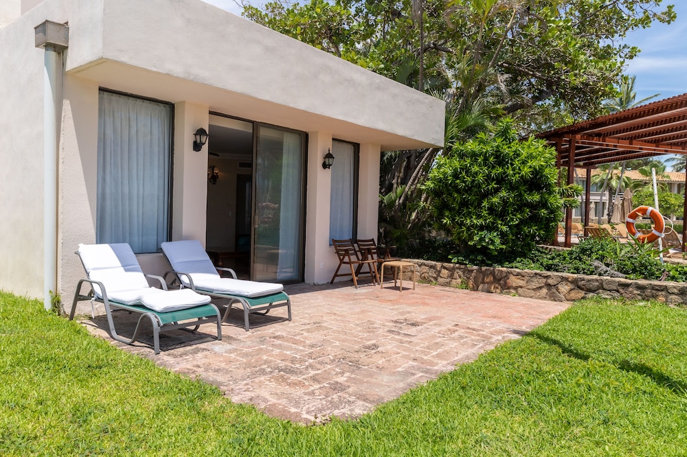 Elite Room, 1 King Bed, Garden View - Photo 3