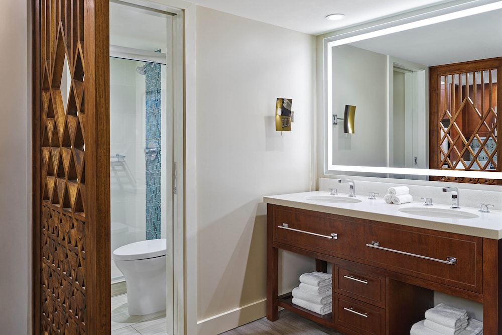 Studio, 1 King Bed, Balcony (Hearing Accessible)