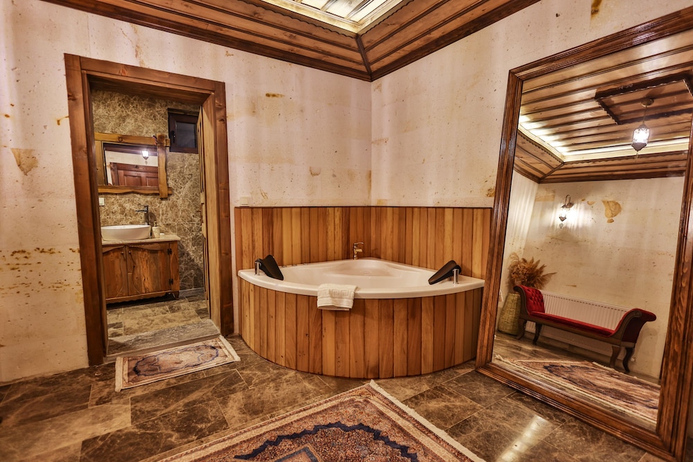 Superior King Suite (Jacuzzi) - Photo 1