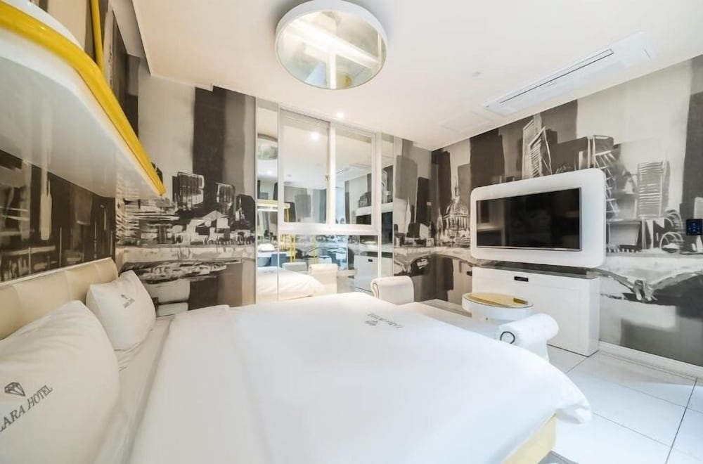 Standard Room, 1 King Bed, Non Smoking, Jetted Tub - Photo 17