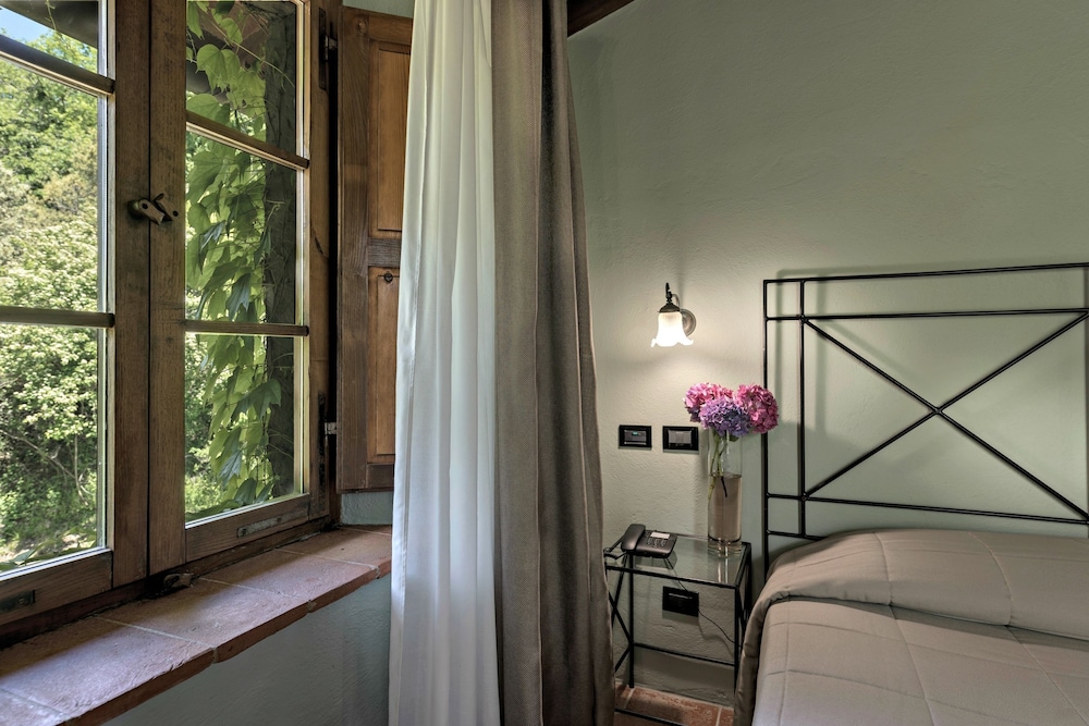 Superior Double Room thumbnail 6