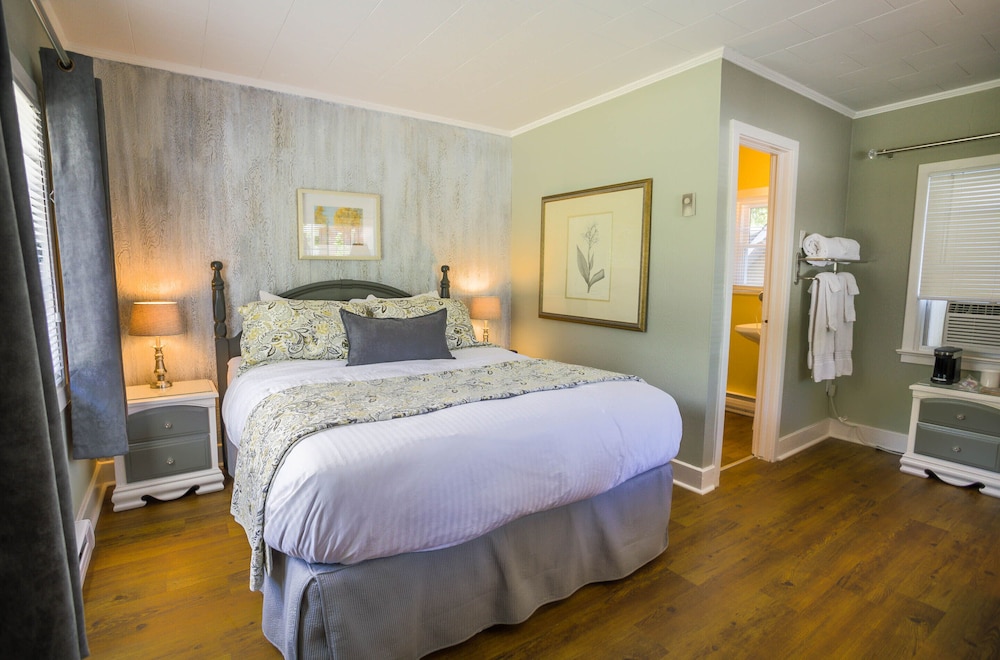 Garden Suite 3, Queen Bed photo 2