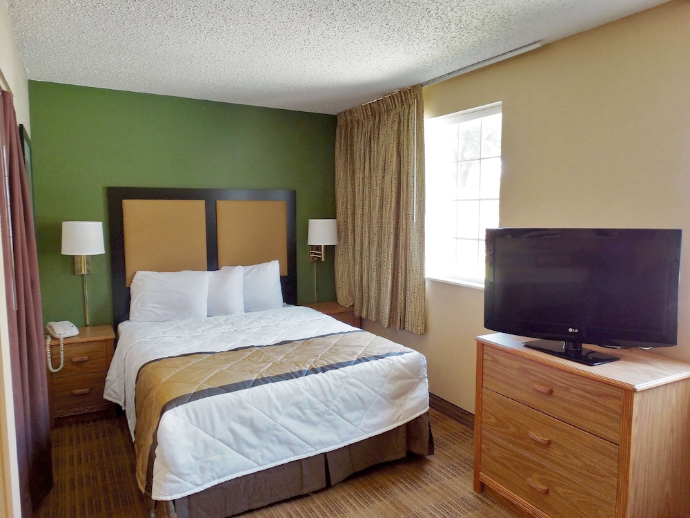 Deluxe Studio, 1 Queen Bed with Sofa bed, Non Smoking - Photo 1