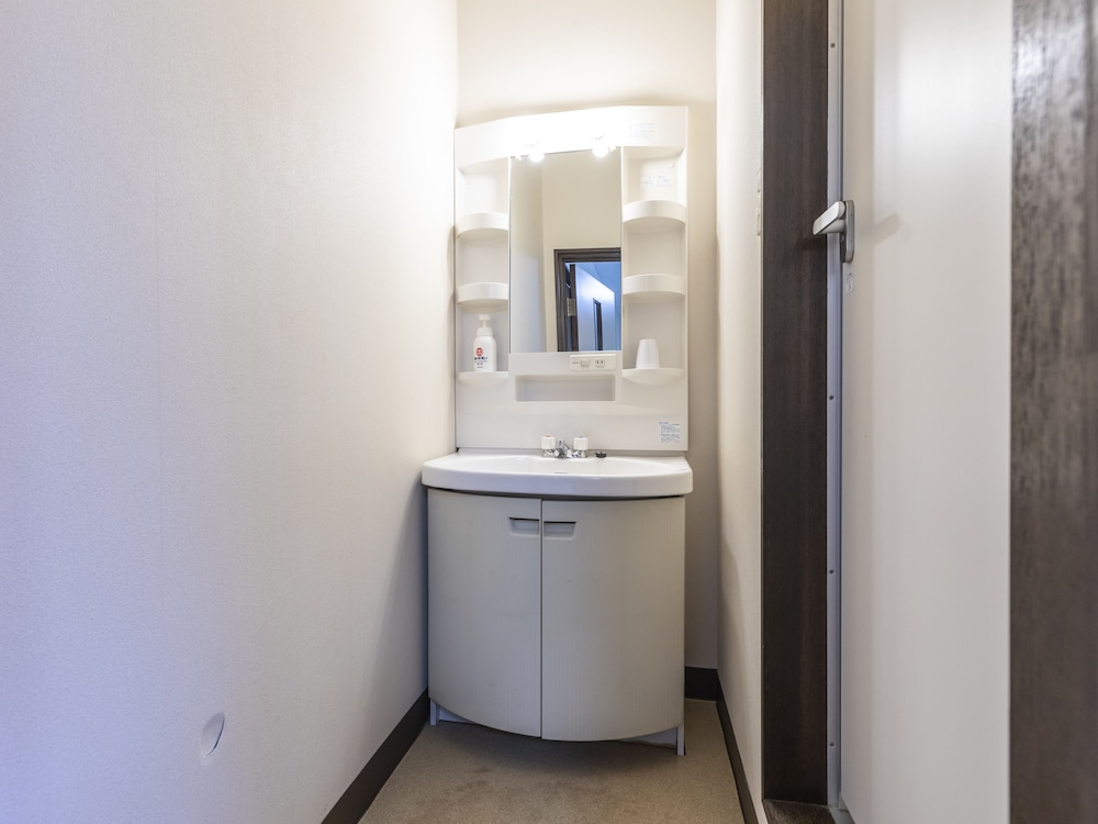 Basic Twin Room, Non Smoking photo 3
