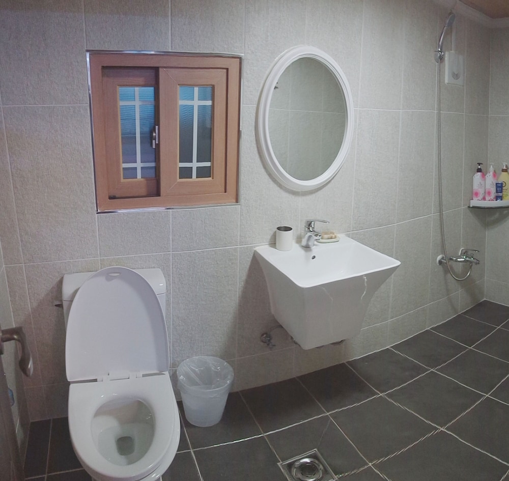 Room (# 3) photo 2