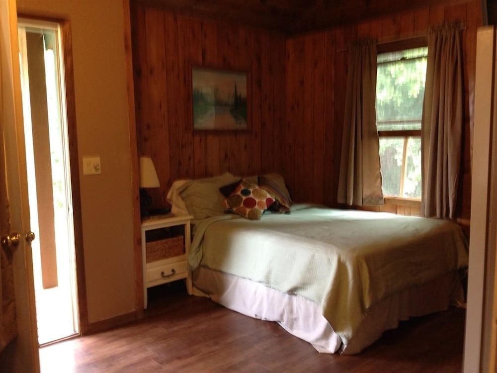 Cabin, 1 Queen Bed, Kitchenette (The Honeymoon Suite)