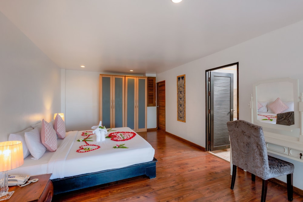 Penthouse Suite with City View - Photo 3