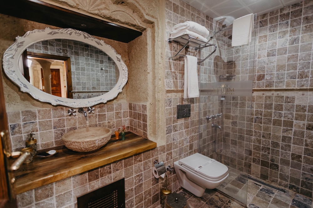 104 - EARTHENWARE CAVE SUITE photo 2