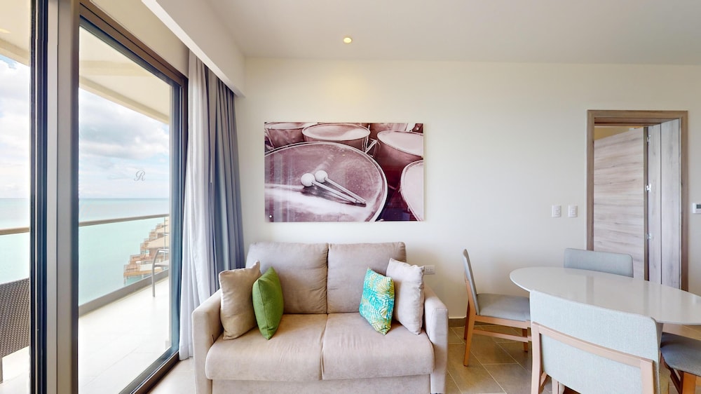 Luxury Presidential Beach Front One Bedroom Suite Diamond Club