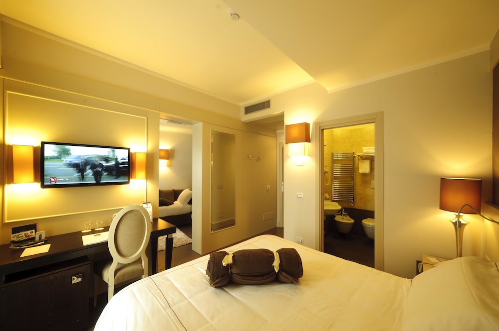 Junior Suite, 1 Queen Bed, Sea View (Living Room;with Sofabed) photo 2