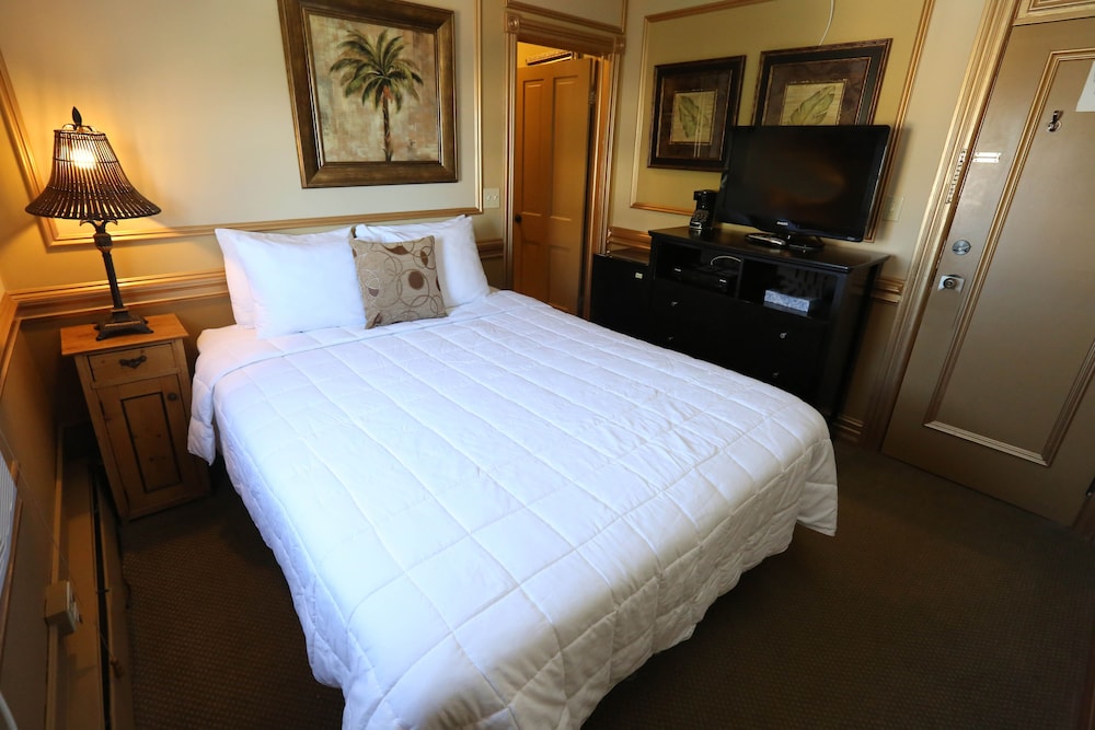Deluxe Room, 1 Queen Bed, Private Bathroom (Deluxe Queen Room)