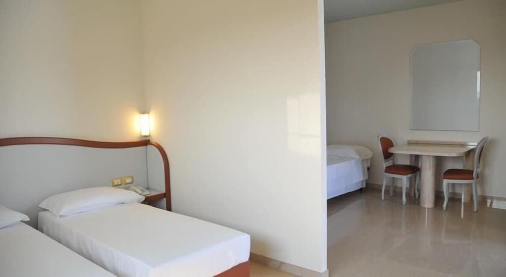 Deluxe Triple Room, Balcony, City View photo 2