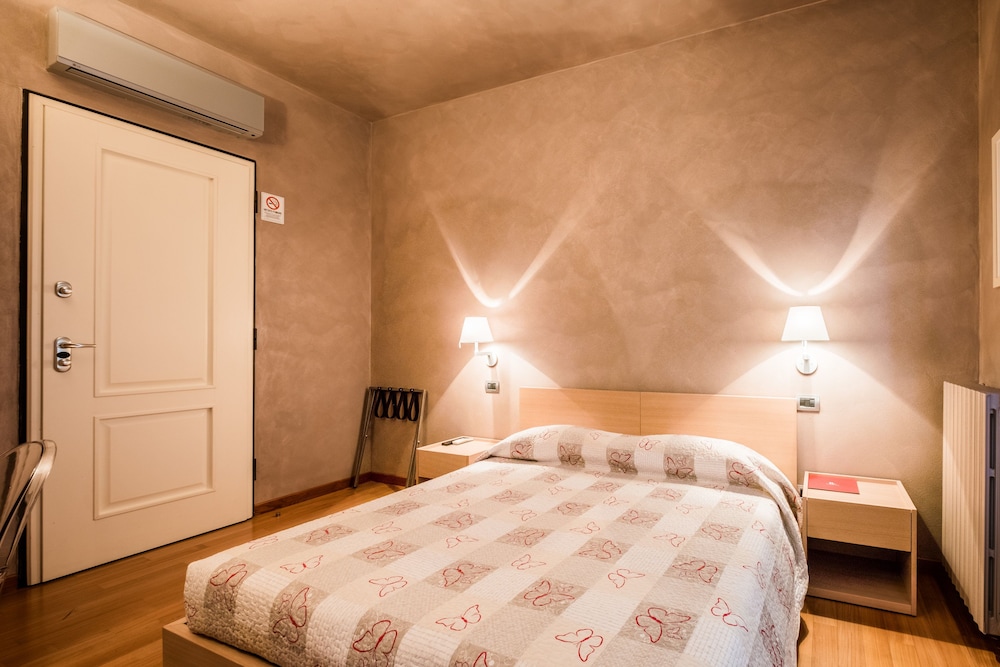 Classic Double Or Twin Room, Private Bathroom, Park View photo 3