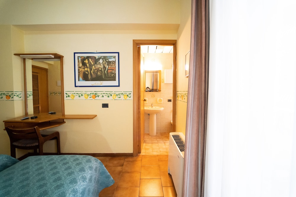 Double or Twin Room - Photo 8