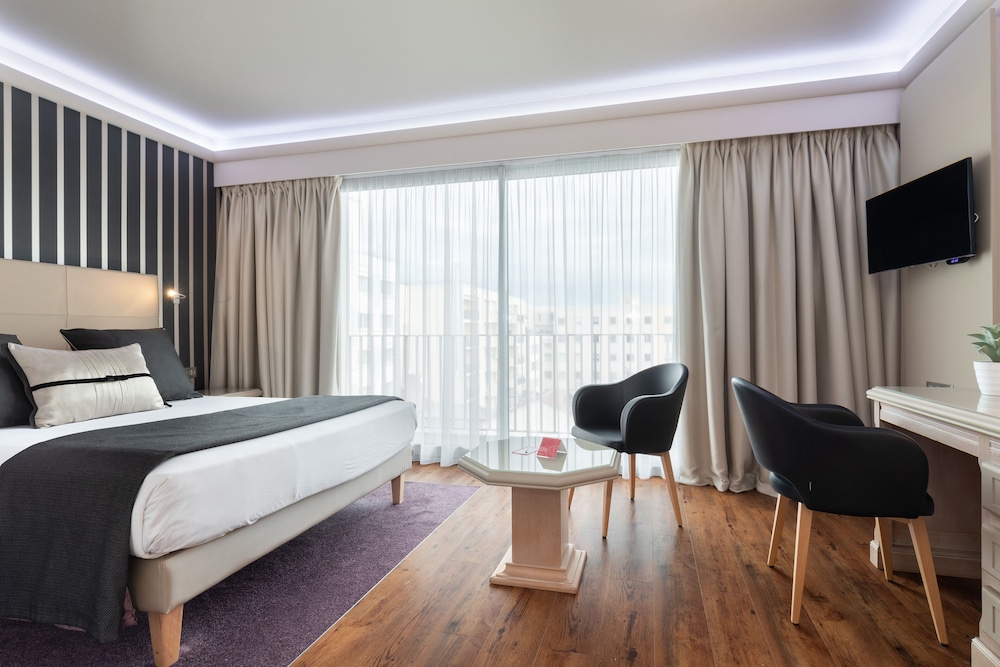 Superior Double or Twin Room (Courtyard View or City View ) - Photo 4