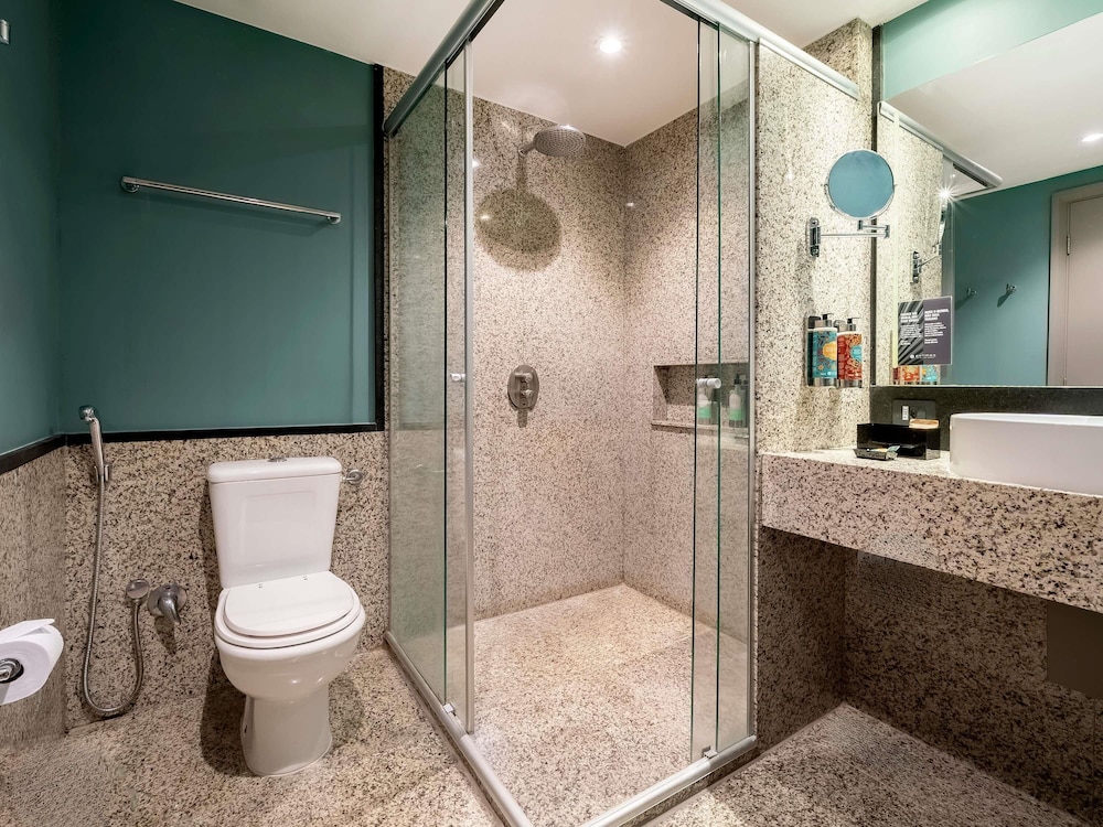 Executive Room, 1 King Bed, Bathtub (Club Lounge Access) thumbnail 6