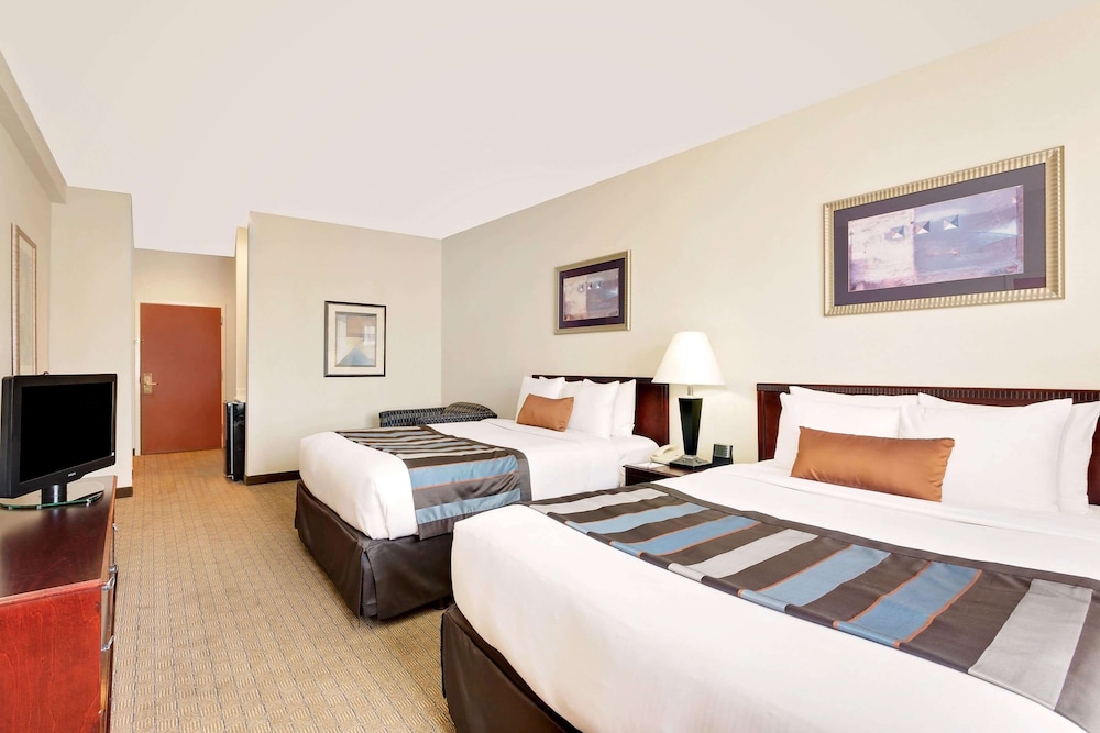Standard Room, 2 Queen Beds - Photo 2