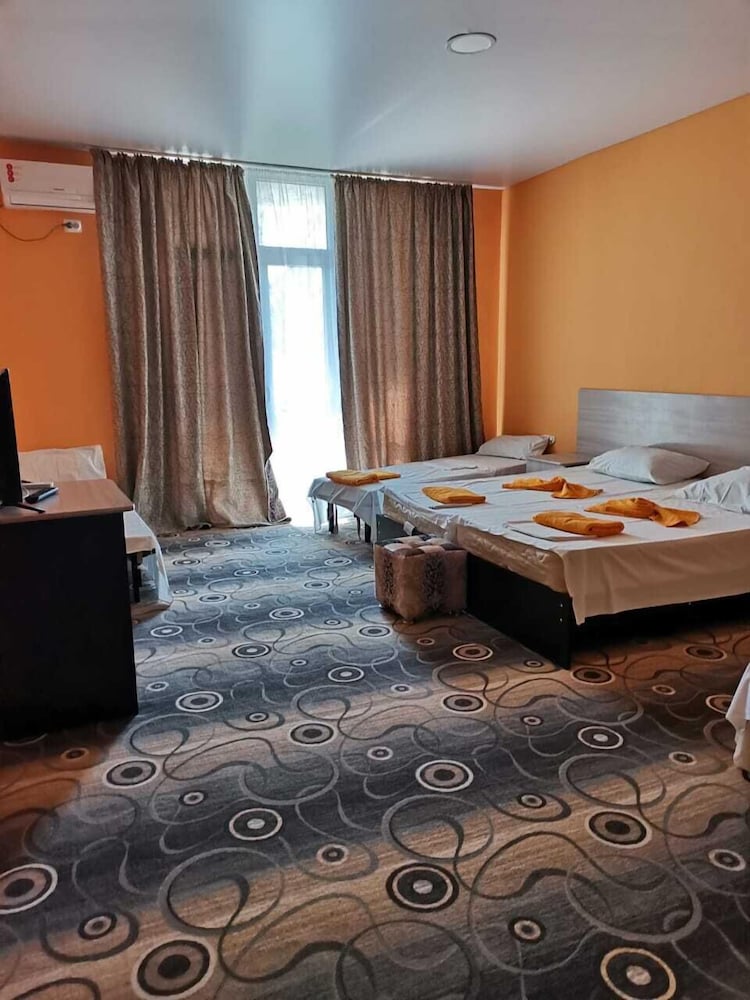 Family Room (5 Beds)