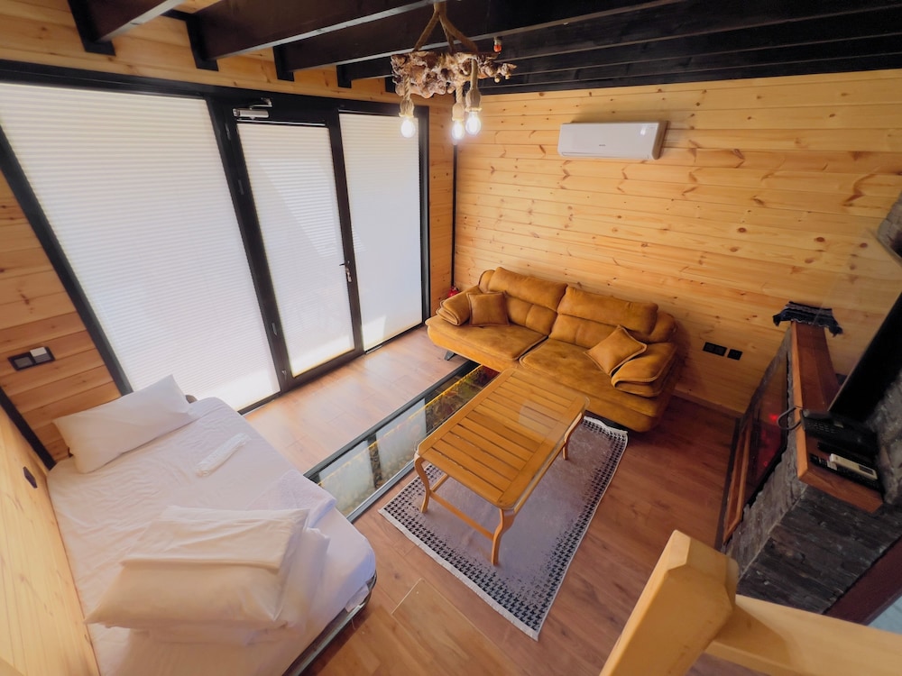 Superior Bungalow photo 1