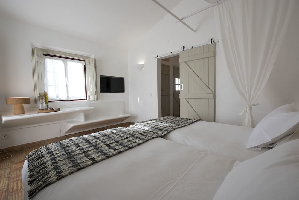 Double or Twin Room, Partial Sea View photo 2