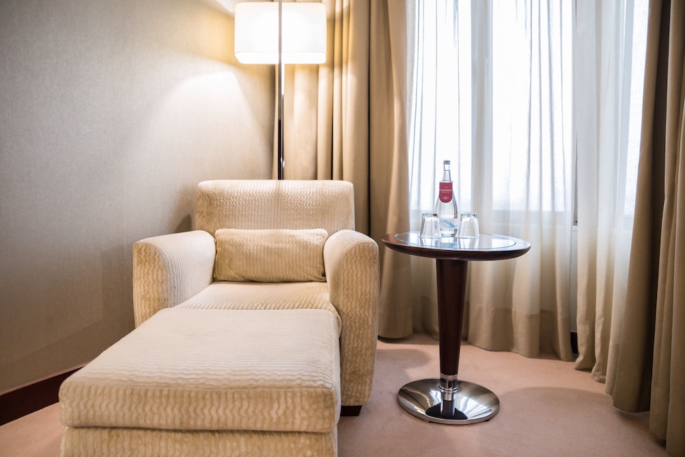 Standard Room, 1 Queen Bed, Club Lounge Access (High Floor) thumbnail 5