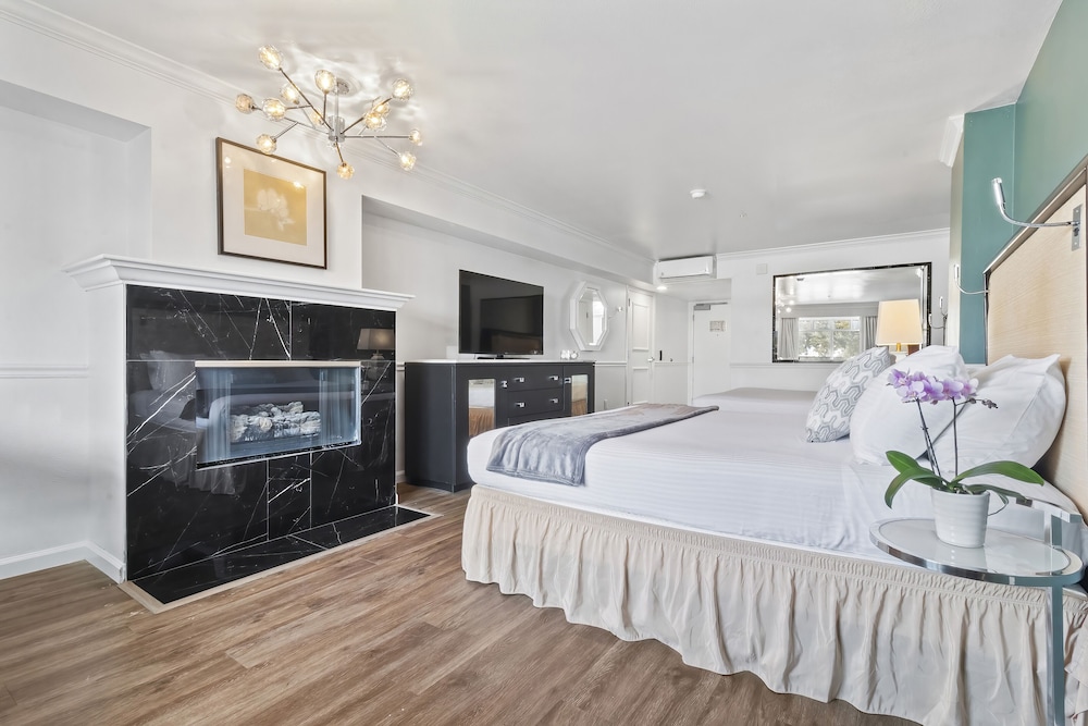 Room, Multiple Beds, Balcony (King)