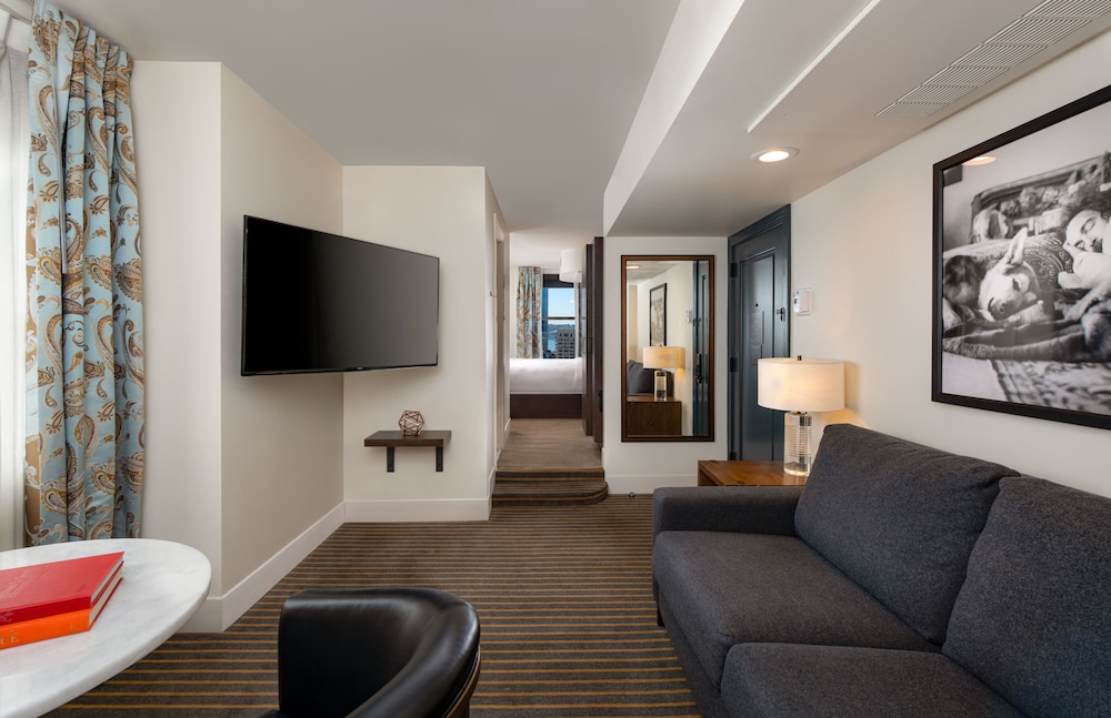 Suite, 1 Bedroom - Photo 2