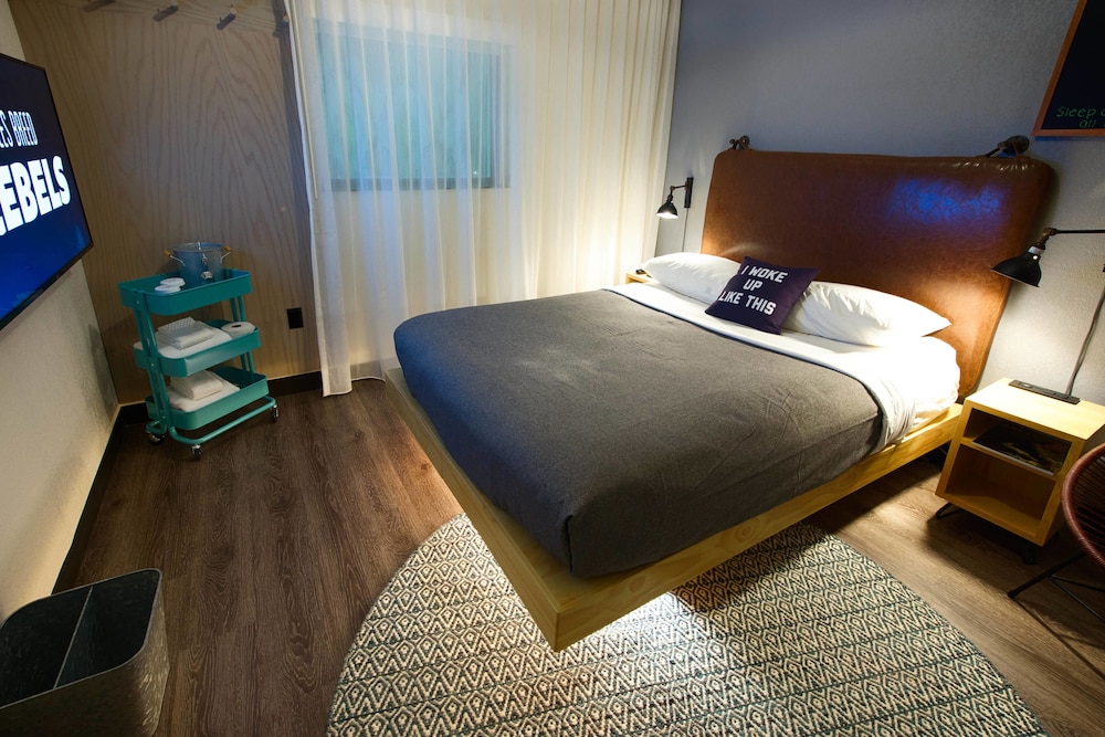 Room, 1 Queen Bed (Hearing Accessible) - Photo 1