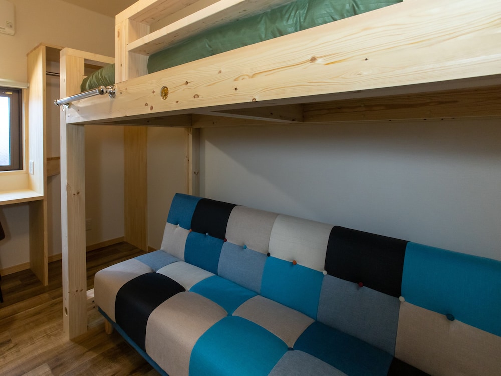 Western Room With Shared Washroom - Twin (Non-Smoking)