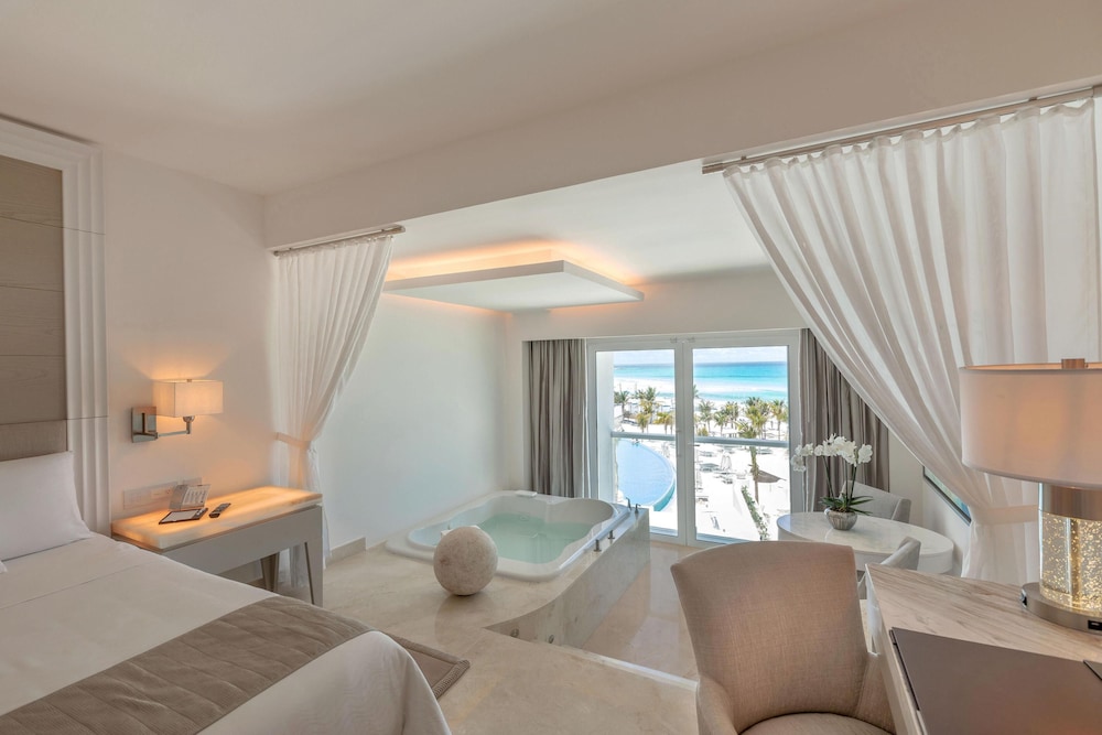 Royale Honeymoon Suite Oceanfront - Photo 10