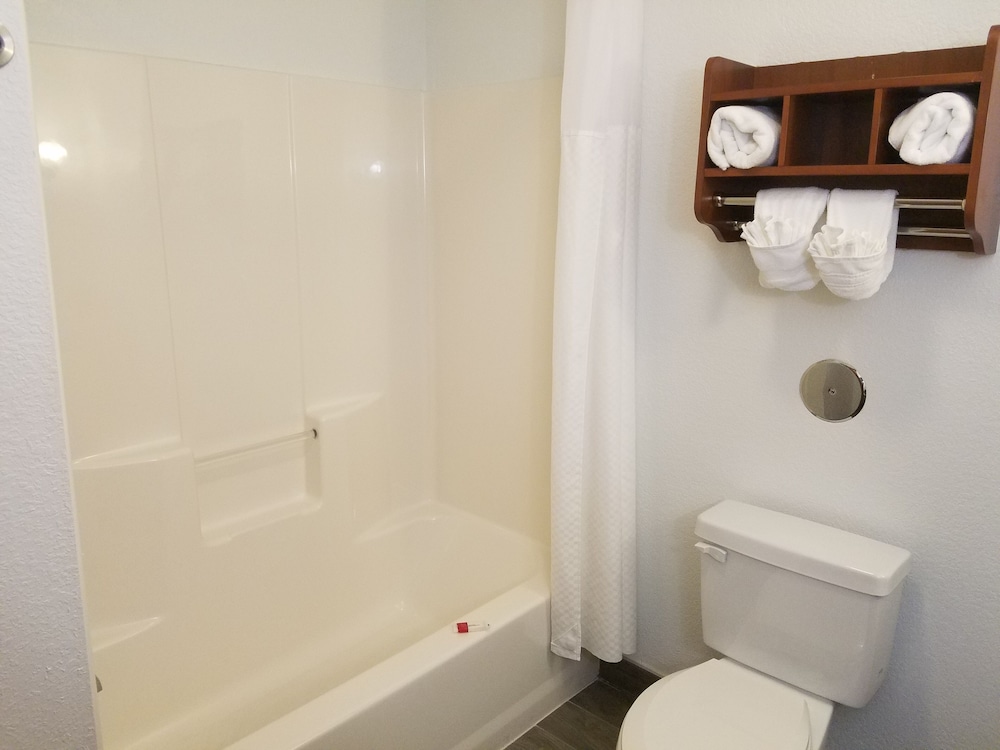 Standard Room, 2 Queen Beds, Non Smoking - Photo 6