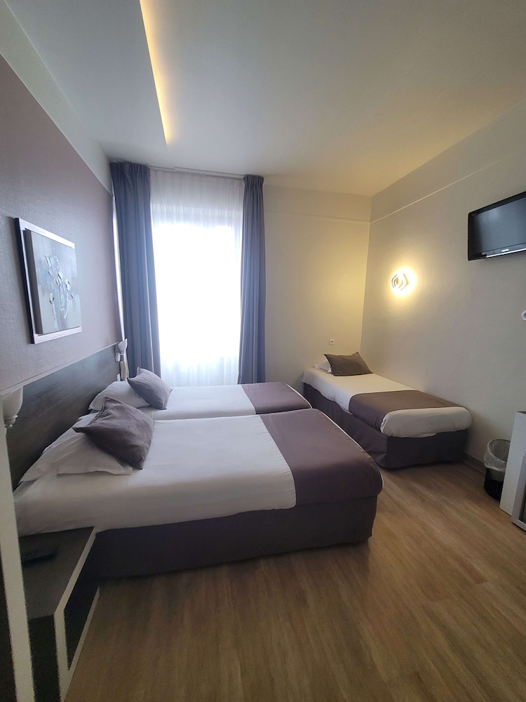 Standard Room, 3 Twin Beds - Photo 59